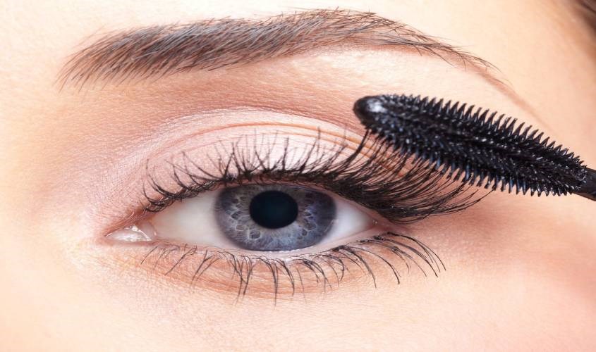 Bấm mi và chải mascara