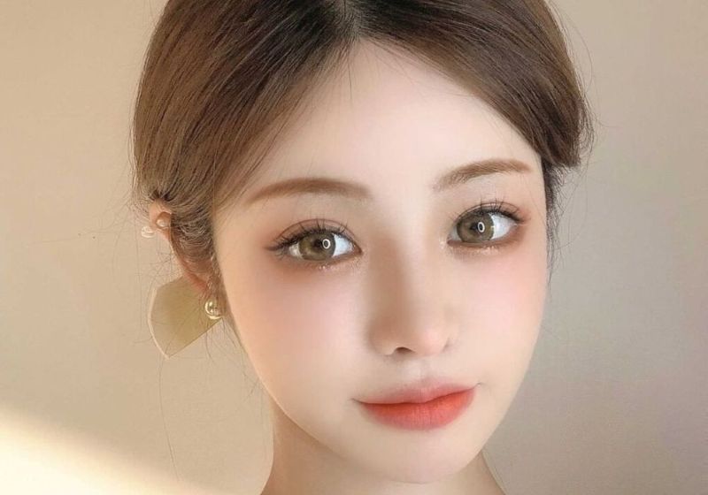 Đeo kính áp tròng
