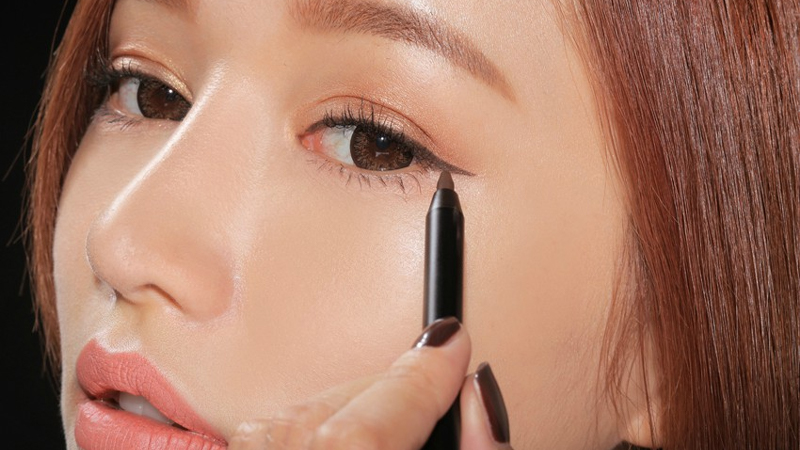 Dùng bút kẻ mắt hoặc chì kẻ mắt