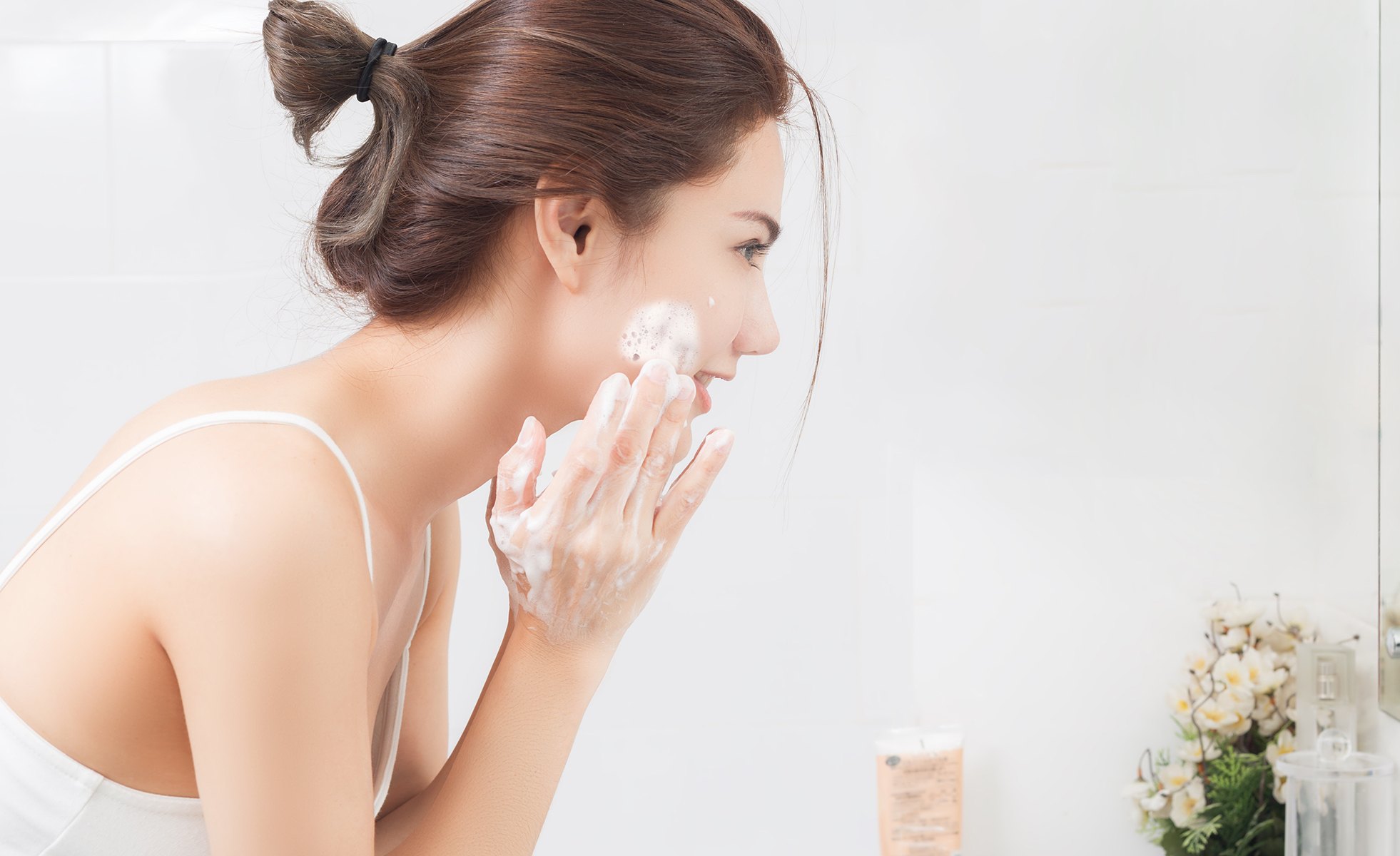 Làm sạch da với tẩy trang và rửa mặt