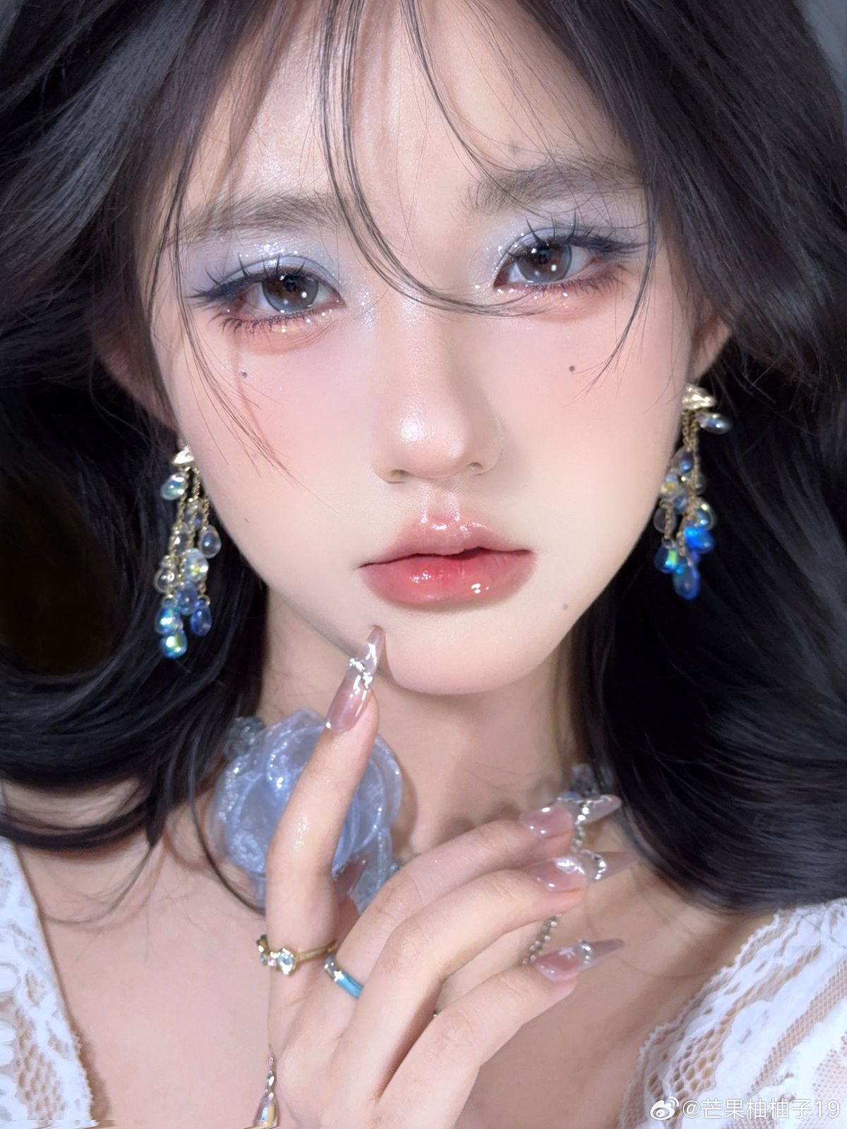 Layout makeup mắt xanh môi đỏ thu hút
