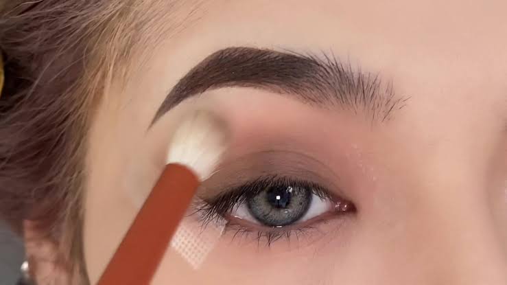 Makeup tone Tây quyến rũ cho mắt