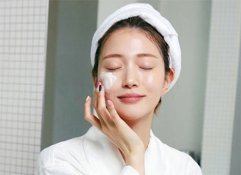 Tại sao nên thoa kem chống nắng trước khi trang điểm
