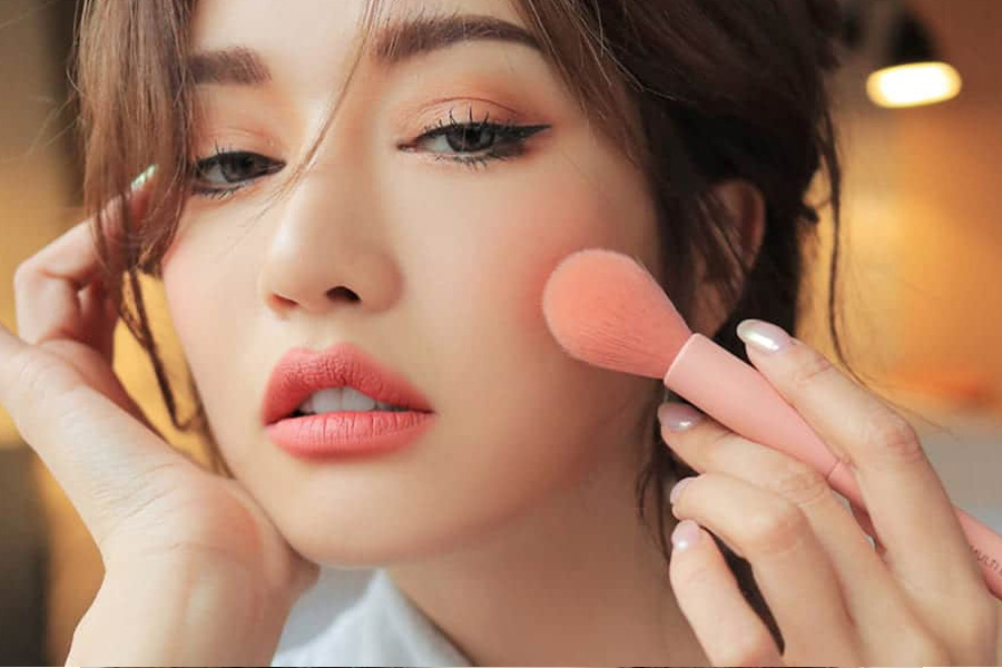 Trang điểm môi, má mắt