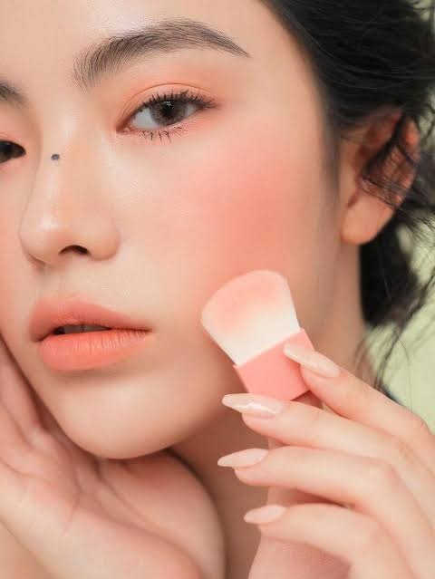 Đánh phấn má hồng